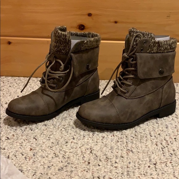 Brand new boots. Never worn still in box! - Picture 2 of 6